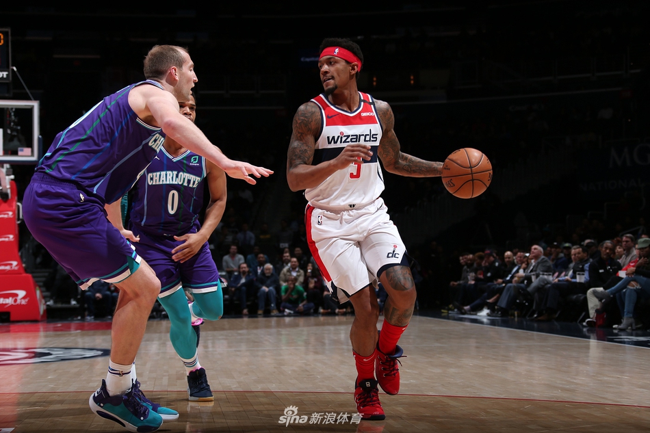 包含赛前NBA常规赛传出新动向，上海申花内部沟通，管理层表态——话题不断，临场指挥获称赞的词条